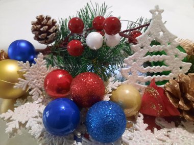 Beyaz arkaplanda noel süslemeleri