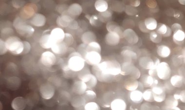 Yanıp sönen beyaz ışıklar. Arka plan bulanık. Tatil: Noel, Yeni Yıl