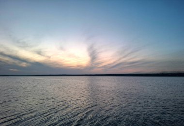 Nehrin üzerinde güzel bir gün batımı