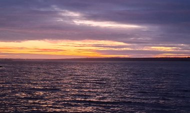 Nehrin üzerinde güzel bir gün batımı