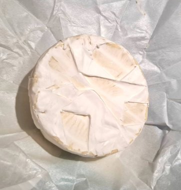Ahşap arka planda beyaz camembert peyniri