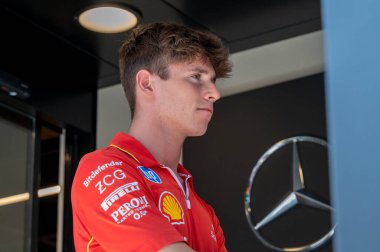 İspanya GP F1 2024, 19-23 Haziran 2024, Montmel, Barselona İspanya - Arthur Leclerc pilotota Ferrari ve fratello di Charles Leclerc al karavan Mercedes
