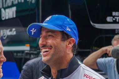 İtalyan GP F1 2024, 14-29 Mayıs 2024, Imola, Emilia Romagna İtalya - Daniel Ricciardo Sebastian Vettel Yarış Boğaları ile gülümsüyor