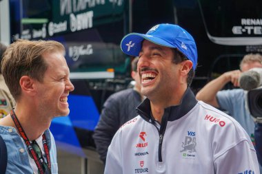 İtalyan GP F1 2024, 14-29 Mayıs 2024, Imola, Emilia Romagna İtalya - Daniel Ricciardo Sebastian Vettel Yarış Boğaları ile gülümsüyor
