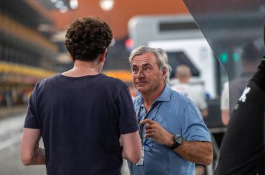 Test Abu Dabi GP F1 2024 10 Aralık 2024 tarihinde Yas Marina, Abu Dabi - Formula 1 Carlos Sainz kıdemli Mattia Binotto