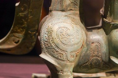 Guanghan Çin - 24 Mayıs 2024: Çin 'in Sichuan Eyaleti Chengdu yakınlarındaki Sanxingdui Müzesi' nde sergilenen bronz canavar figürü.