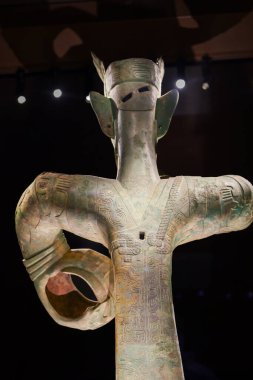 Guanghan Çin - 24 Mayıs 2024: MÖ 12. yüzyıldan kalma büyük bir bronz heykel Çin 'in Chengdu Eyaleti yakınlarındaki Sanxingdui Müzesi' nde sergileniyor..