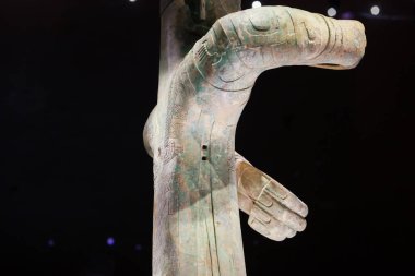 Guanghan Çin - 24 Mayıs 2024: MÖ 12. yüzyıldan kalma büyük bir bronz heykel Çin 'in Chengdu Eyaleti yakınlarındaki Sanxingdui Müzesi' nde sergileniyor..