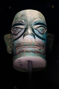 Guanghan Çin - 24 Mayıs 2024: Çin 'in Chengdu Eyaleti yakınlarındaki Sanxingdui Müzesinde MÖ 12. yüzyıldan kalma bronz bir insan heykeli.