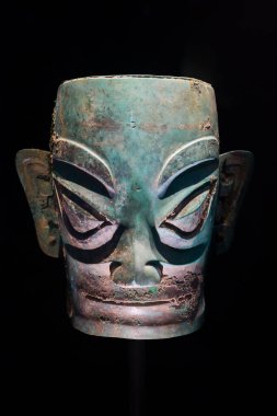 Guanghan Çin - 24 Mayıs 2024: Çin 'in Chengdu Eyaleti yakınlarındaki Sanxingdui Müzesinde MÖ 12. yüzyıldan kalma bronz bir insan heykeli.