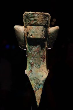 Guanghan Çin - 24 Mayıs 2024: MÖ 12. yüzyıldan kalma bronz bir insan heykeli Çin 'in Chengdu kenti yakınlarındaki Sanxingdui Müzesinde antik eserler sergileniyor..