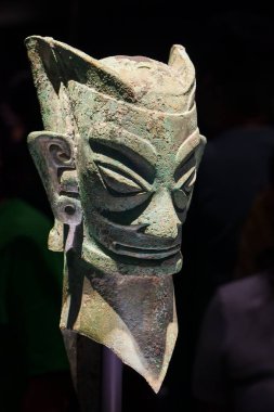 Guanghan Çin - 24 Mayıs 2024: Çin 'in Chengdu Eyaleti yakınlarındaki Sanxingdui Müzesinde MÖ 12. yüzyıldan kalma bronz bir insan heykeli.
