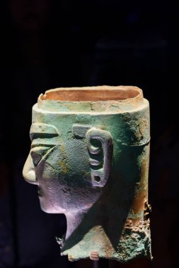 Guanghan Çin - 24 Mayıs 2024: Çin 'in Chengdu kenti yakınlarındaki Sanxingdui Sanxingdui Müzesi' nde tarihi M.Ö. 12. yüzyıla dayanan bronz bir insan heykeli. Üst açılıştan şüpheleniliyor