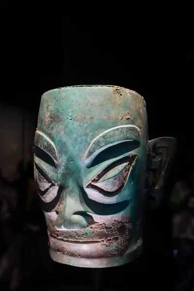 stock image Guanghan China - May 24 2024: A bronze human head statue from the 12th century BC in exhibit of ancient artifacts at the Sanxingdui Museum in Sanxingdui near Chengdu, Sichuan Province in China.