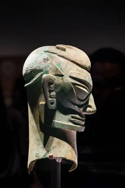 stock image Guanghan China - May 24 2024: A bronze human head statue from the 12th century BC in exhibit of ancient artifacts at the Sanxingdui Museum in Sanxingdui near Chengdu, Sichuan Province in China.