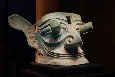 Guanghan Çin - 24 Mayıs 2024: MÖ 12. yüzyıldan kalma dev bir bronz insan heykeli Çin 'in Chengdu kenti yakınlarındaki Sanxingdui Müzesi' nde antik eserler sergileniyor..