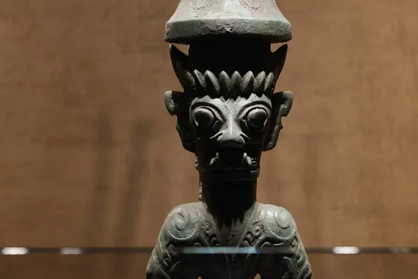 stock image Guanghan China - May 24 2024: A Bird footed deity statue from the 12th century BC in exhibition at the Sanxingdui Museum in Sanxingdui near Chengdu, Sichuan Province in China.