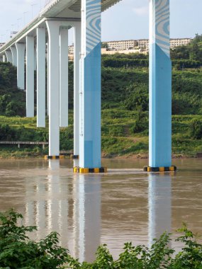 Şehir merkezi köprüsünü su bastı ve Yangtze nehrine yansıdı.