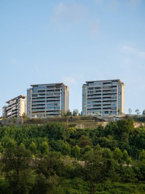 Chongqing, Çin 'de Yantze nehrinin kıyısına inşa edilmiş modern bir daire.