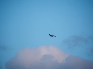 Düşük Açı Görünümü Gökyüzüne Karşı Uçak ve Alacakaranlıkta Turuncu Bulut