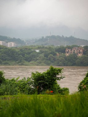 Yangtze nehri Çin 'deki bir banliyöye yakın. Bir villa banliyösüne yakın bir yerde sel baskını.