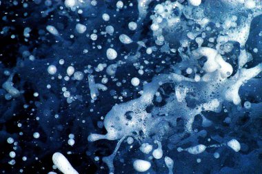 300mm 'lik makro mercekle çekilmiş bir motorlu teknenin ardından oluşan su damlaları.