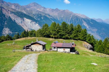 Bormio yakınlarındaki Valtellina otlaklarında dağ kulübeleri fotoğraflandı.
