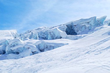 Chamonix yakınlarındaki Vallee Blanche buzulunda buz ve kar oluşumları arasındaki tepkiler