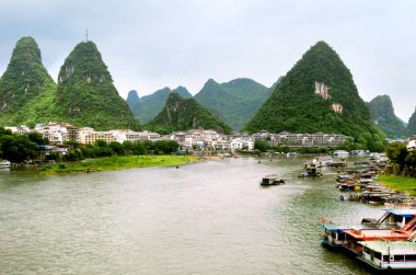 Yangshuo Nehri 'ne yansıyan dağlar, Sichuan, Çin