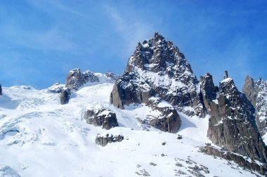 Mont Blanc 'ın eteğindeki Valle Blanche buzulunda keskin dağlar