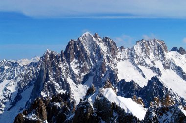 Valle Blanche buzulundaki keskin dağlar Mont Blanc 'ın eteğinde Aiguille du Midi' den fotoğraflandı.