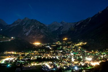 Bir dağ köyü olan Bormio 'nun gece görüşü, gece vakti uzun süre fotoğraflandı.