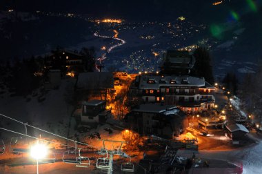 Bir dağ köyü olan Bormio 'nun gece görüş açısı gece kayak yamaçlarından uzun süre çekilmiş.