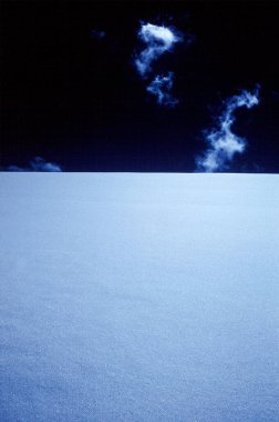 Güneşe karşı çekilen karı tasvir eden ve beyaz kar ve gökyüzü arasındaki kontrastın az görünen mavi tonlarıyla grafik efektlerini yaratan velvia 50asa slaytında yapılmış sanatsal görüntü.