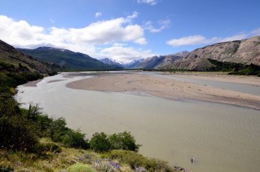 Patagonya 'da El Chalten yakınlarındaki vadilerde akan güzel bir manzara.