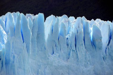 Patagonya 'daki Perito Moreno Buz Cephesi' nin kristalize mavi buz oluşumlarının ayrıntıları