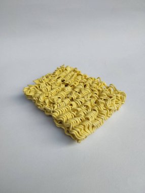 Beyaz arka planda çiğ erişte, para tükendiğinde en çok sevilen yemektir çünkü kolay ve çabuk pişerler..