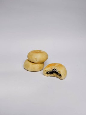 Bakpia Patok çikolata aromalı beyaz arkaplan - Bakpia Patok tatlı ve yumuşak bir tadı olan tipik bir Yogyakarta yemeğidir.