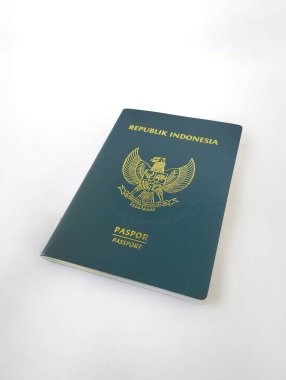 Beyaz arka planı olan Endonezya pasaportu.