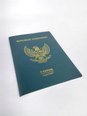 Beyaz arka planı olan Endonezya pasaportu.