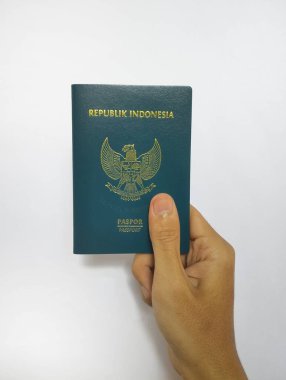 Beyaz arka planı olan Endonezya pasaportu.