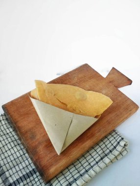 Leker keki, buğday unu ve sıcak tabakta pişirilmiş esmer şekerden yapılan geleneksel bir Java yemeğidir. Beyaz arkaplanı olan pırasalı pasta..