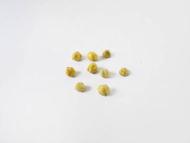 Beyaz arkaplanı olan nohutlar.