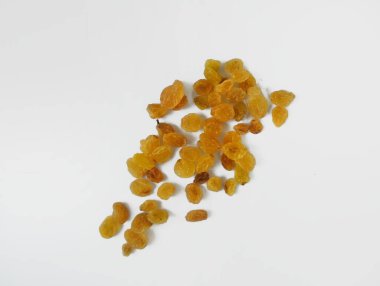 Kahverengi portakallı kuru üzümler, beyaz arka planda izole edilmiş..