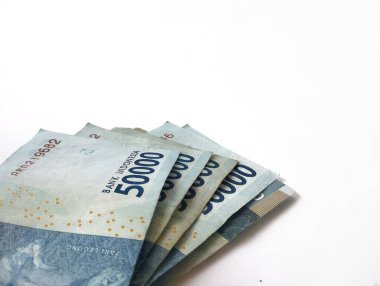 50.000 rupia 'lık birkaç yaprak, Endonezya' nın para birimidir. Beyaz bir arka planı vardır..