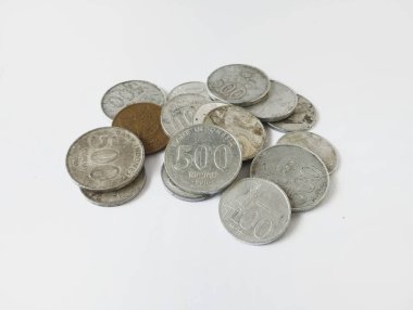 500 rupiadan 100 rupiaya kadar değişen bozuk para şeklinde Endonezya parası