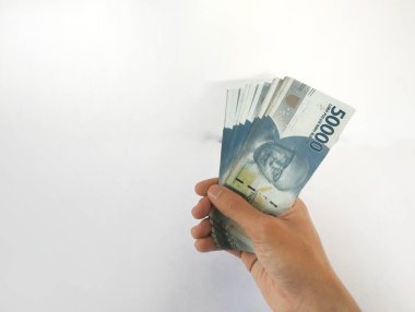 Bir kaç Endonezya banknotu, 50,000 Rupiah değerinde ve beyaz bir geçmişi var..