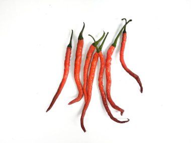 Beyaz arkaplan ile uzun kırmızı biber, baharatlı bir tadı var ve baharat olarak eklenmeye uygundur..