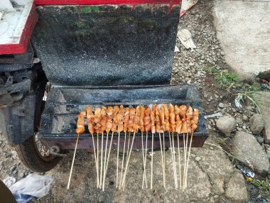 Izgara yapılan satay şişleri tipik bir Endonezya yemeğidir. Keskin bambu çubuğuyla şişlenmiş tavuk etinden yapılır.. 