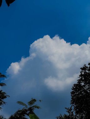 Gündüzleri bulutlar büyüleyici mavi gökyüzü ile pamuk gibidir..